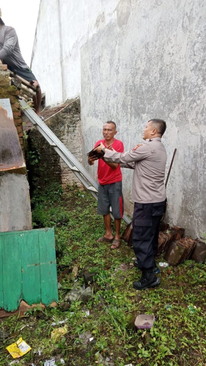 Kapolsek-Indihiang-Bantu-Bersihkan-Material-Rumah-Warga-Yang-Ambruk-Karena-Hujan-768x1366-1.jpeg