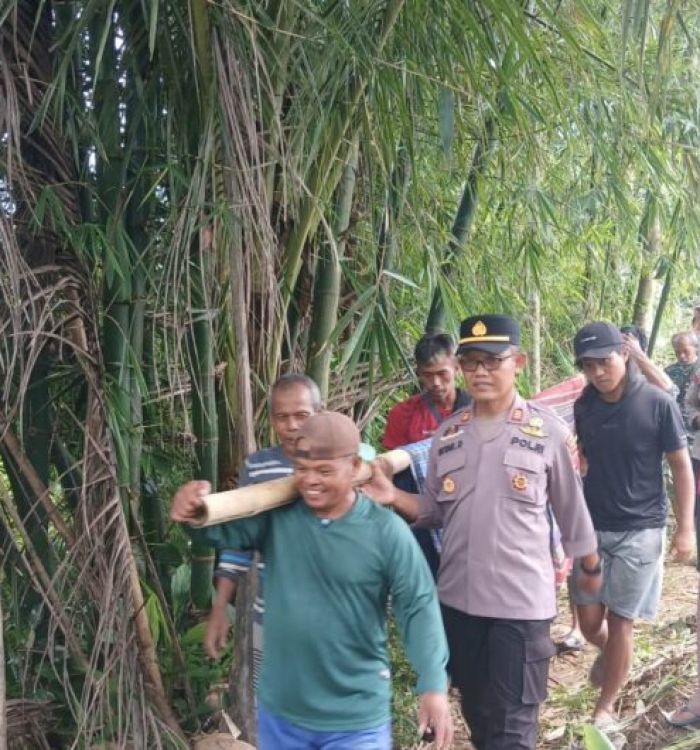 Kapolsek-Kedungbanteng-AKP-Sutardiyana-bersama-warga-mengevakuasi-seorang-pria-yang-diduga-meninggal-dunia-karena-tersengat-listrik-di-Sungai-Gangguru-768x530-1.jpg