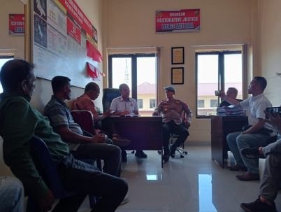 Kasi-Humas-Polres-Batu-Bara-Iptu-Abdi-Tansar-bersama-Kasi-Provost-R-Tambunan-memberikan-keterangan-PTDH-seorang-brigadir-JKS-di-Polsek-Limapuluh.-Foto-H.-Hasibuan-7.jpeg
