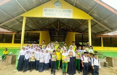 Keceriaan-Anak-Murid-MIS-Darul-Falah-Peudawa-Saat-Dikunjungi-Regu-Patroli-Satsamapta-Polres-Aceh-Timur-2.jpg