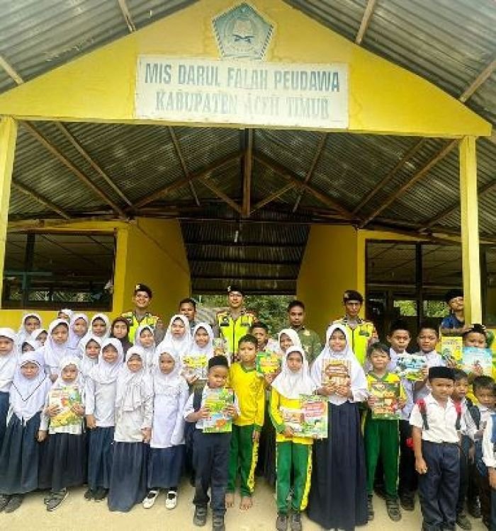 Keceriaan-Anak-Murid-MIS-Darul-Falah-Peudawa-Saat-Dikunjungi-Regu-Patroli-Satsamapta-Polres-Aceh-Timur-2.jpg