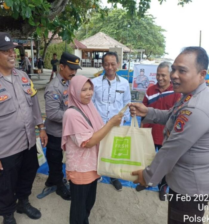 Kegiatan-Jumat-Curhat-Kapolres-Lombok-Barat-di-Pantai-Senggigi-6-768x576-1.jpeg