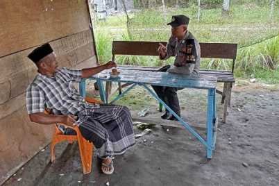 Masih-Dalam-Suasana-Lebaran-Polisi-RW-Polsek-Peureulak-Barat-Warga-Sambangi-Warga.jpg