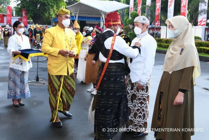 Menkominfo-Satyalancana-I-AYH.jpeg