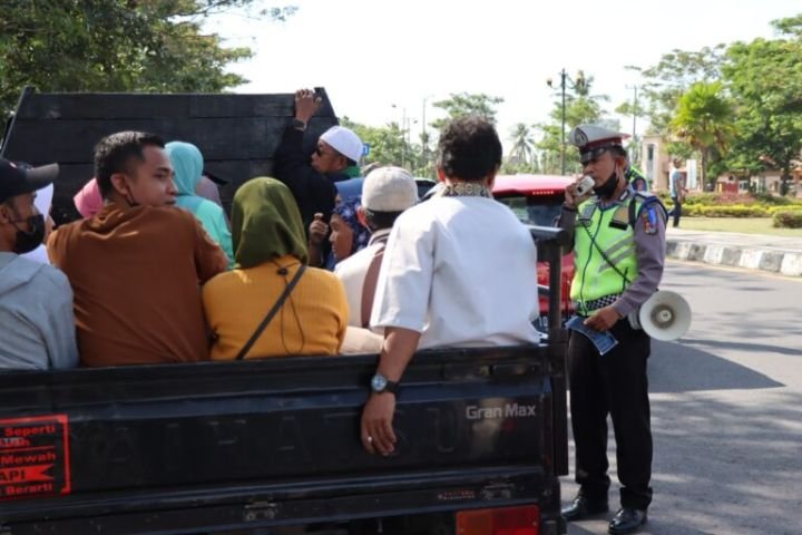 Operasi-Patuh-Rinjani-2022-Polres-Lobar-di-Jalur-By-Pass-BIL-I-Gerung-Jaring-83-Pelanggar-4-768x512-1.jpeg