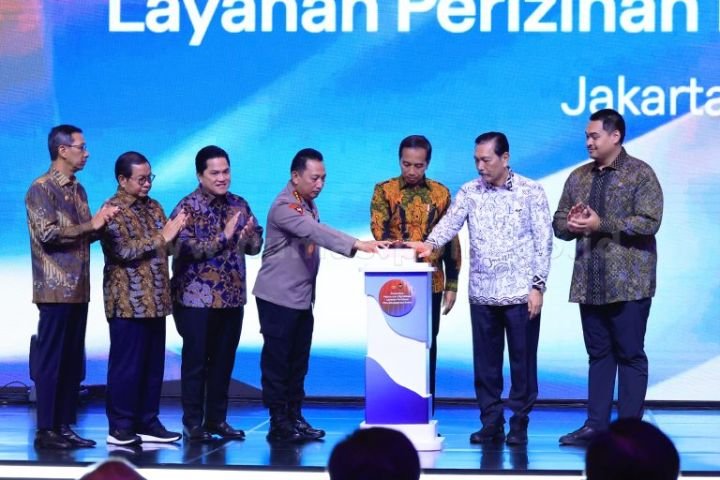 PRESIDEN-MENKO-MARVES-KAPOLRI-RESMIKAN-APLIKASI-PERIZINAN-768x512-1.jpg