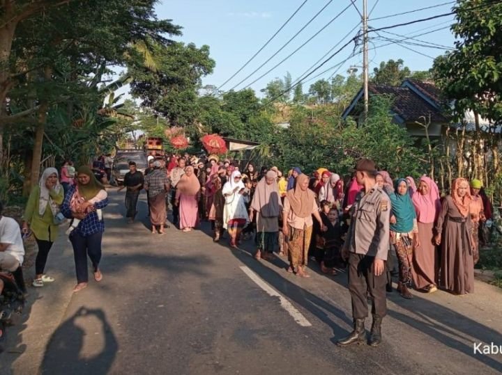 Pengamanan-Dalam-Kegiatan-Tradisi-Adat-Nyongkolan-di-Desa-Gumese-Utara-Berlangsung-Kondusif-2-768x575-1.jpeg