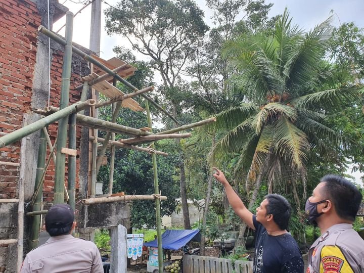 Personel-Polsek-Mangkubumi-Datangi-TKP-Buruh-Bangunan-Yang-Tersengat-Arus-Listrik.jpeg