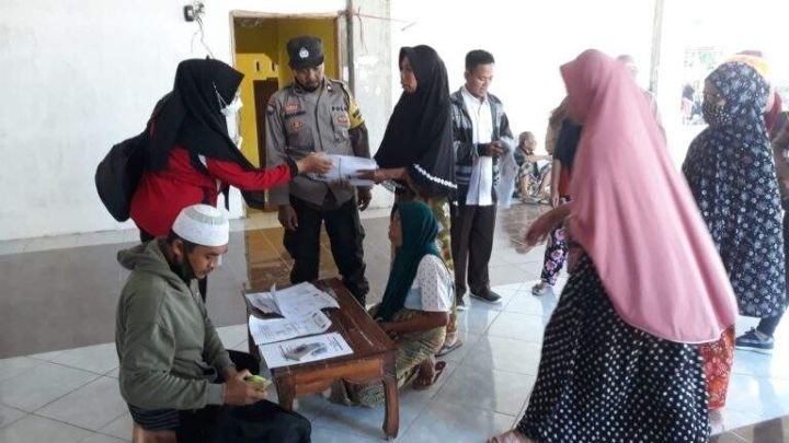 Polisi-Kawal-Penyaluran-BLT-DD-Desa-Perampuan-Labuapi-2-768x432-1.jpeg