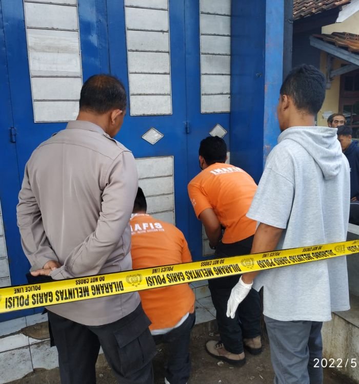 Polres-Tasik-Kota-dan-Tim-Inafis-Polda-Jabar-Masih-Terus-Mengumpulkan-Bukti-Tambahan-di-TKP-Tewasnya-Seorang-Janda-2-Anak.jpeg