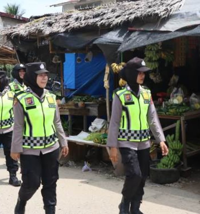 Polwan-Polres-Aceh-Timur-Menebar-Keamanan-dan-Kenyamanan-Dengan-Patroli-Harkamtibmas.jpg