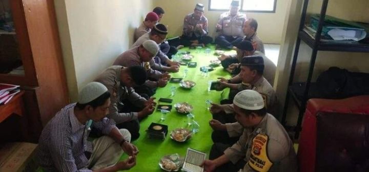 Sambut-Tahun-Baru-Islam-1-Muharam-1444-Hijriah-Polsek-Labuapi-Gelar-Doa-Bersama-3-768x358-1.jpeg