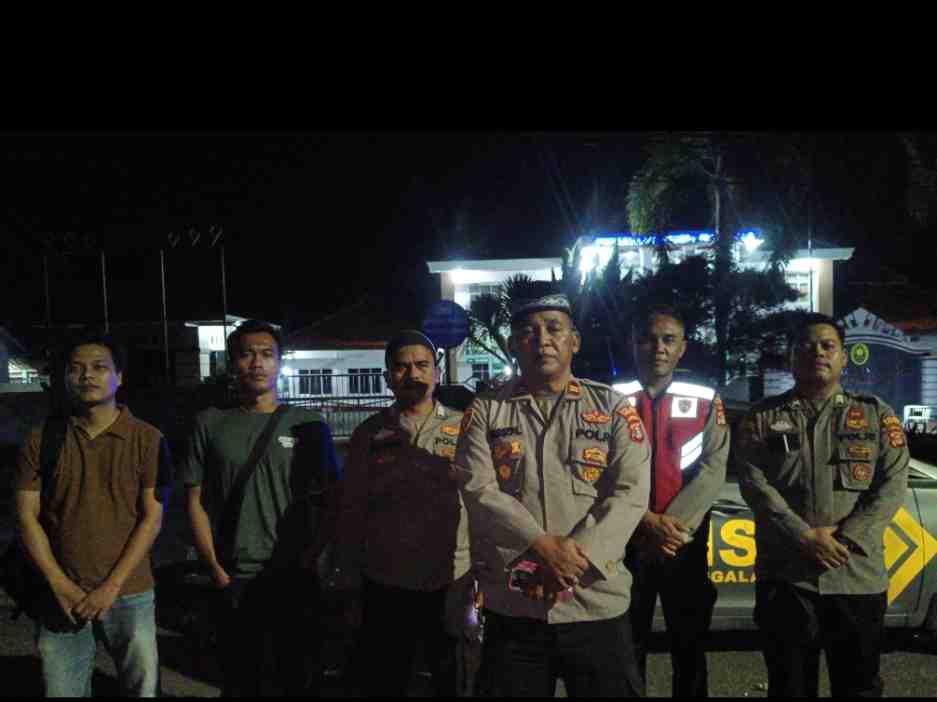 Sat Samapta Polresta Sleman Bantu Pengendara Alami Ban Bocor