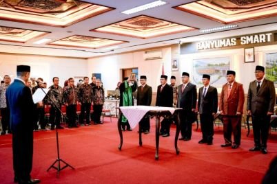 Suasana-prosesi-pelantikan-dan-pengambilan-sumpah-jabatan-enam-pejabat-eselon-II-di-gedung-Smartroom-Graha-Satria-Purwokerto-Rabu-768x512-1.jpg