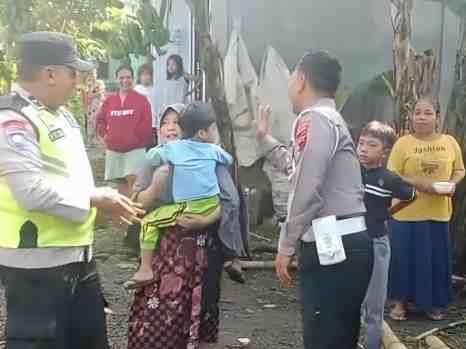 Polsek Bobotsari Antar Balita Tersesat Pulang ke Rumah