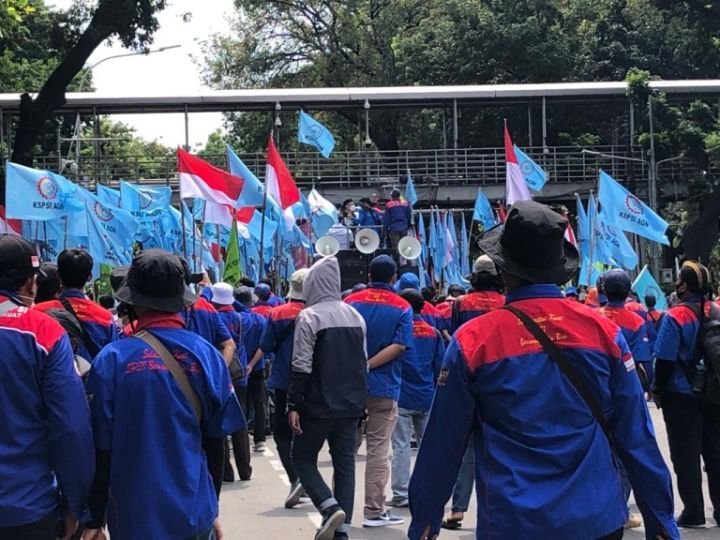 aksi_demo_buruh_di_kawasan_patung_kuda_jakarta_pusat_840x576.jpeg