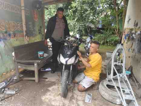 Bhabinkamtibmas Kembaran Sampaikan Pesan Kamtibmas