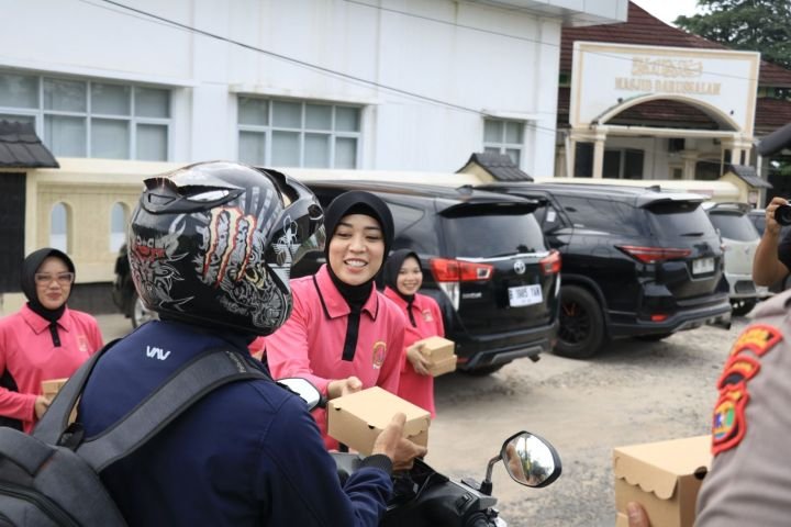 dari-desa-hingga-jalan-lintas-sumatra-bhayangkari-tulang-bawang-tebar-cinta-dan-kepedulian.jpg