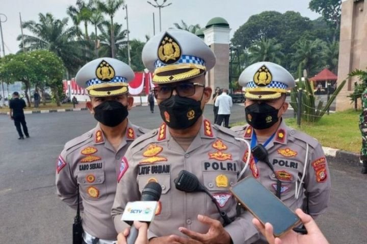 dirlantas_polda_metro_jaya_kombes_pol_latif_usman_beri_keterangan_840x576-768x512-1.jpg