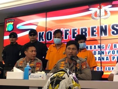 dua_pelaku_pembunuhan_berbaju_tahanan_foto_pmjyeni_840x576-1.jpg