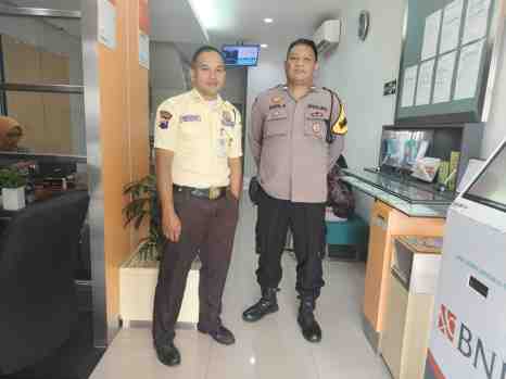 Sambangi Bank Bni Dukuhwaluh , Bhabinkamtibmas Kembaran Ingatkan Waspada Kejahatan Perbankan