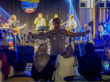 Wow Kereen….!!! Polres Ciamis Hiburan Musik untuk Pemudik Di Rest Area
