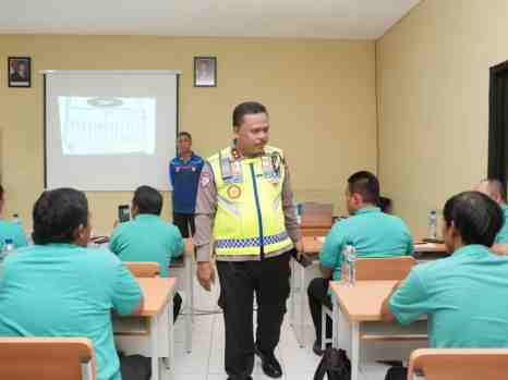 Korlantas Polri Bersama Green SM Gelar Pelatihan Peningkatan Kemampuan Pengemudi Taksi