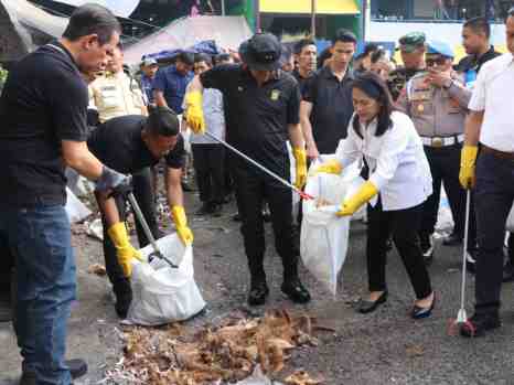 Kapolda Metro Jaya Dan Para Menteri Bersihkan Pasar Kramat Jati