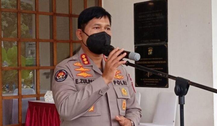 kabid_humas_polda_metro_jaya_kombes_pol_endra_zulpan_beri_ketera_840x576-1-768x448-1.jpg