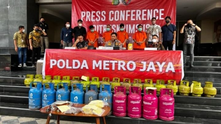 kabid_humas_polda_metro_jaya_kombes_pol_endra_zulpan_beri_ketera_840x576-3-768x432-1.jpg