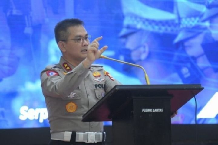 kakorlantas_polri_irjen_pol_firman_shantyabudi_olahraga_santai_840x576-768x512-1.jpg