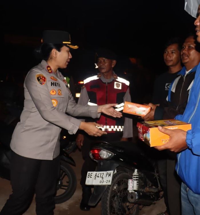 kapolres-lampung-timur-gelar-sahur-on-the-road-wujudkan-kepedulian-dan-kehadiran-polri-di-masyarakat.jpg