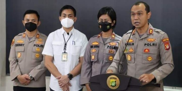 kapolres_pelabuhan_tanjung_priok_akbp_putu_kholis_aryana_ber_840x576-768x384-1.jpg