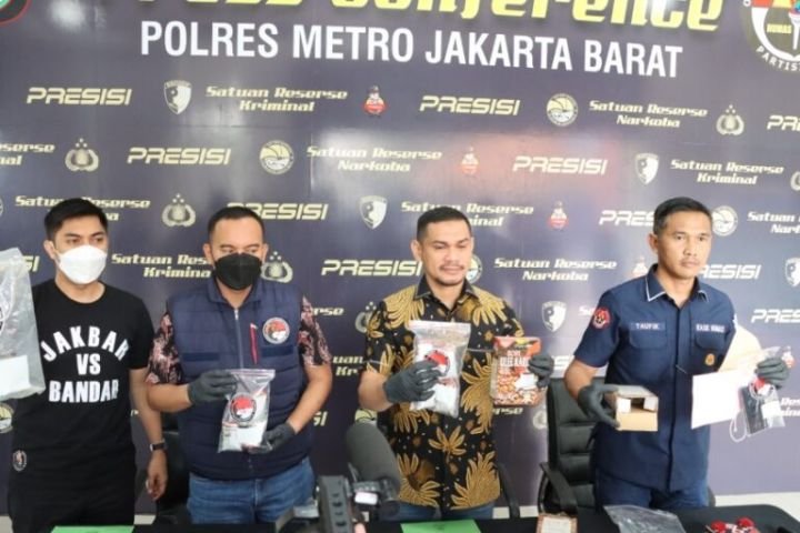 kasat_narkoba_polres_metro_jakarta_barat_akbp_akmal_840x576-768x512-1.jpeg