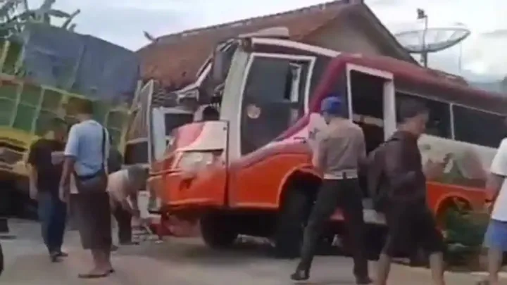 kecelakaan-bus-di-banyumass.webp