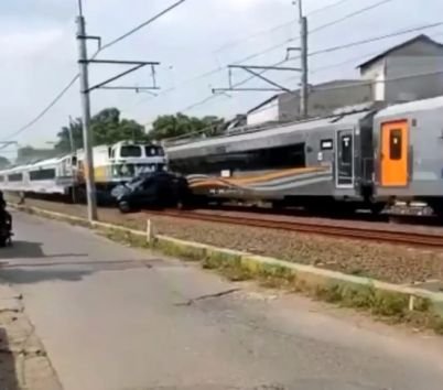 kecelakaan_kereta_api_dengan_mobil_840x576.jpeg