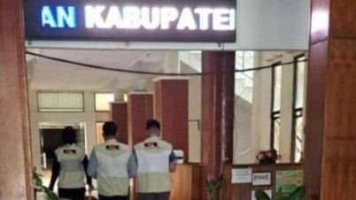 kpk-geledah-kantor-bupati-kapuas-kalteng.jpg