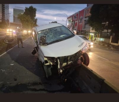 mobil_avanza_menabrak_separator_busway_di_slipi_jakbar_foto_t_840x576.jpeg