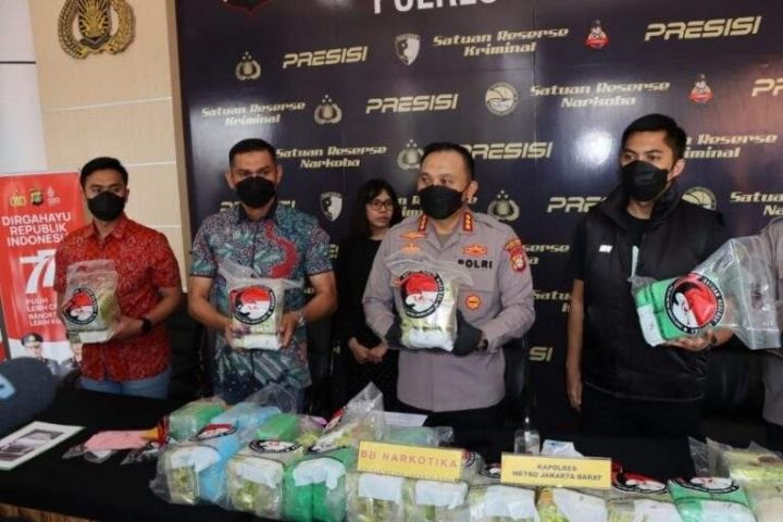 pengungkapan_kasus_narkoba_polres_jakbar_840x576-768x512-1.jpeg