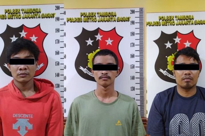polisi-gulung-trio-pencuri-motor-ketua-rt-di-tambora-nih-tampangnya-ema-768x512-1.jpg