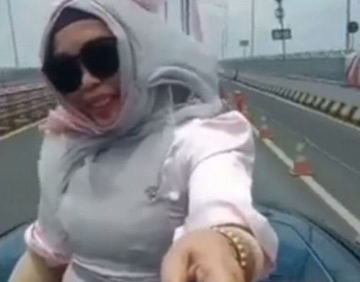 polisi-tegur-aksi-emak-emak-ngevlog-pakai-sound-makhluk-tuhan-paling-seksi-di-jembatan-suramadu-B76HEV1Lqg-768x602-1.jpg