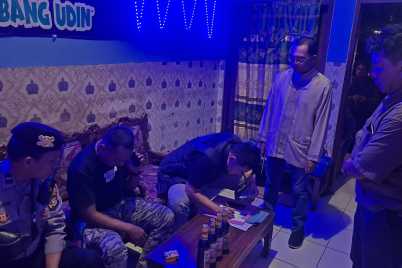 razia-cafe-di-pinggir-jalan-soekarno-hatta-panjang-polisi-sita-4-botol-miras-scaled.jpg
