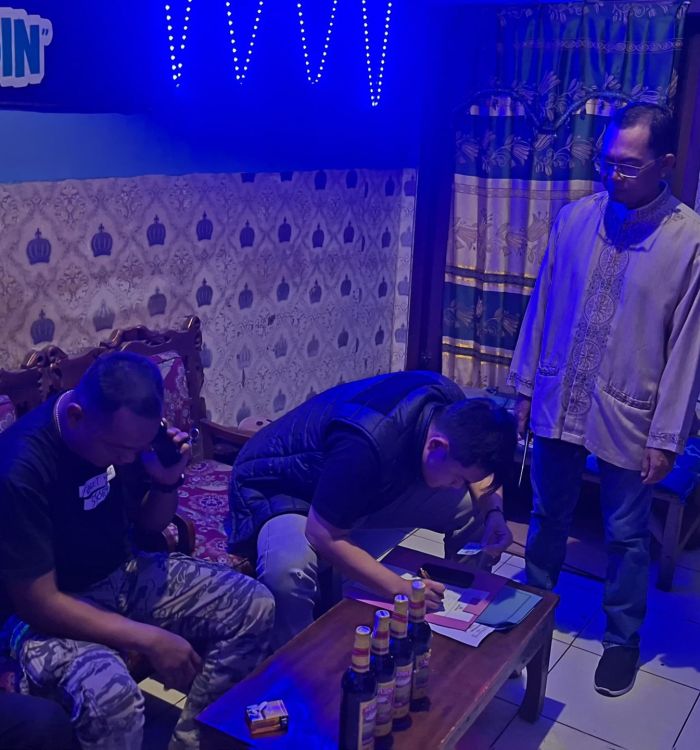razia-cafe-di-pinggir-jalan-soekarno-hatta-panjang-polisi-sita-4-botol-miras-scaled.jpg
