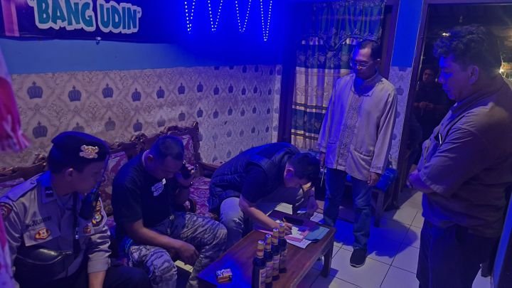 razia-cafe-di-pinggir-jalan-soekarno-hatta-panjang-polisi-sita-4-botol-miras-scaled.jpg