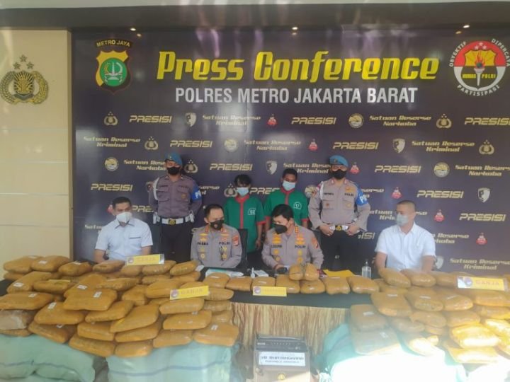 rilis-ganja-di-mapolres-metro-jakbar-kamis-28-juli-2022-768x576-1.jpg