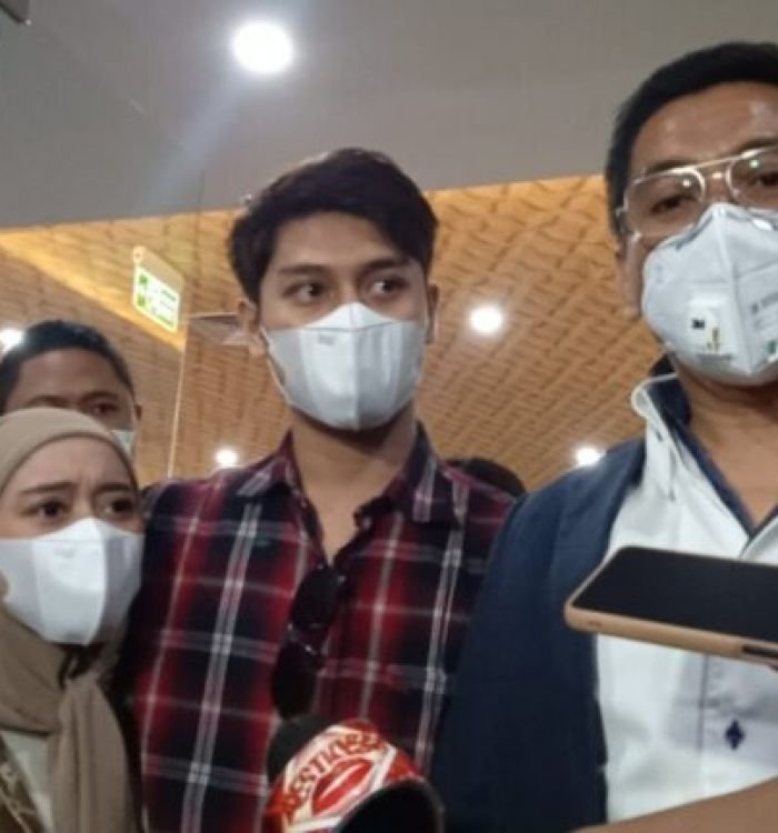 rizky_billar_dan_lesti_kejora_istrinya_di_bareskrim_polri_foto_840x576-768x432-1.jpg