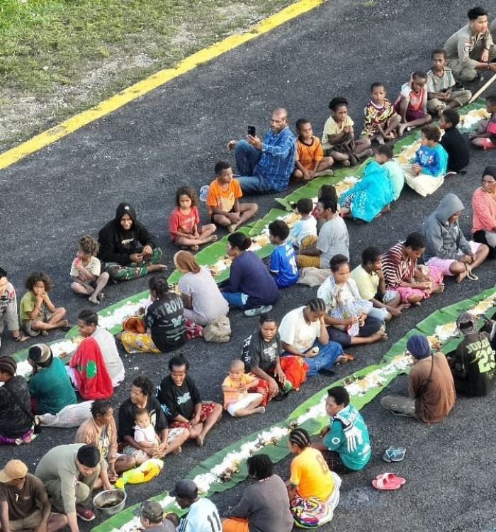 satgas-ops-damai-cartenz-gelar-makan-bersama-warga-di-kiwirok-hadirkan-senyum-dan-kebahagiaan_561156.jpg