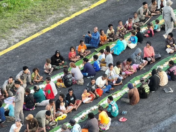 satgas-ops-damai-cartenz-gelar-makan-bersama-warga-di-kiwirok-hadirkan-senyum-dan-kebahagiaan_561156.jpg