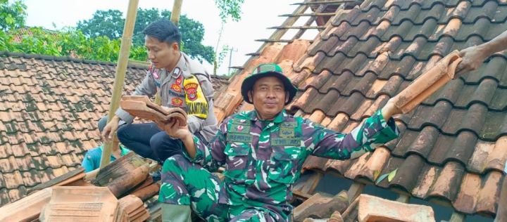 tanggap-bencana-bhabinkamtibmas-polsek-pekalongan-turun-langsung-bantu-korban-angin-kencang.jpg